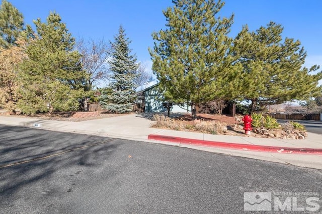 view of front of property featuring concrete driveway