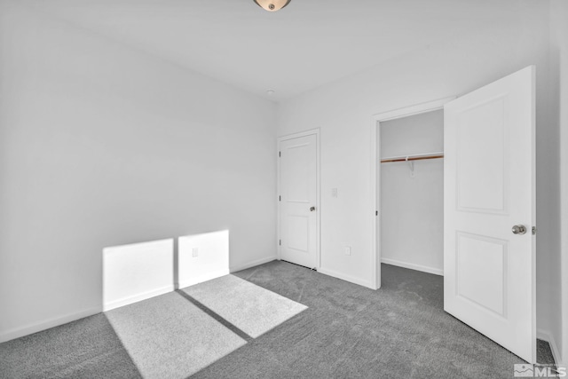 unfurnished bedroom featuring carpet, baseboards, and a closet