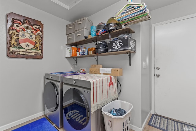 washroom with laundry area, baseboards, and washing machine and clothes dryer