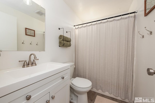 full bath featuring visible vents, curtained shower, vanity, and toilet