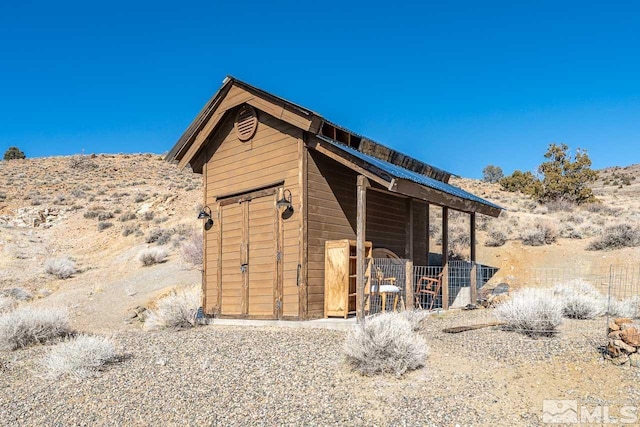 view of outdoor structure featuring an outbuilding