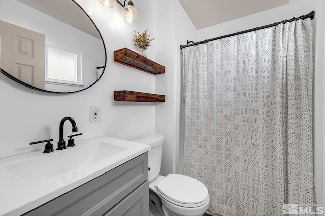 full bathroom featuring toilet, a shower with shower curtain, and vanity