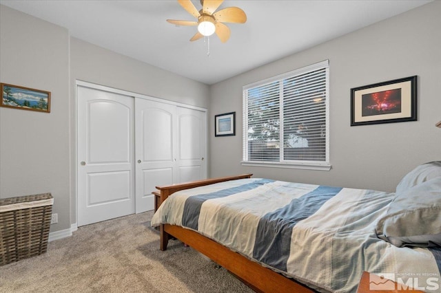 bedroom featuring ceiling fan, a closet, baseboards, and carpet flooring