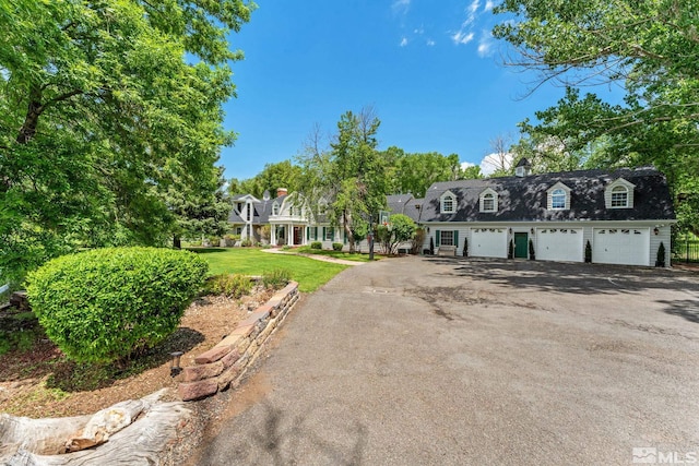 view of front of home featuring a front lawn and a garage