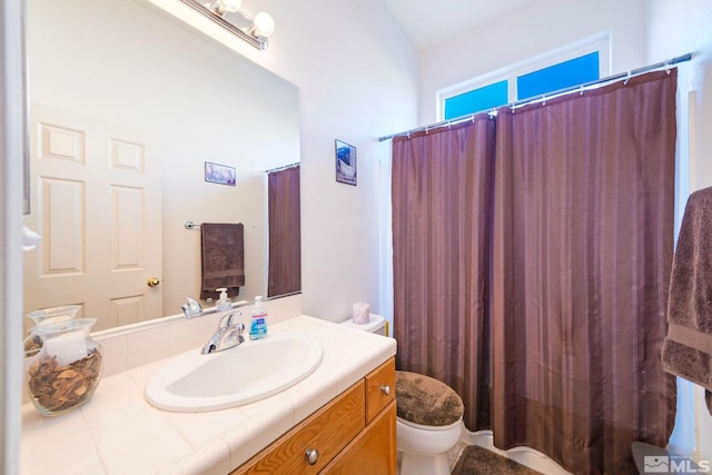 full bath with toilet, curtained shower, and vanity