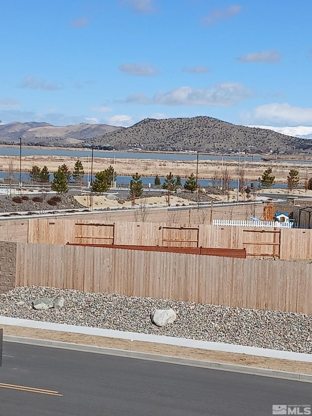 view of yard with fence and a mountain view