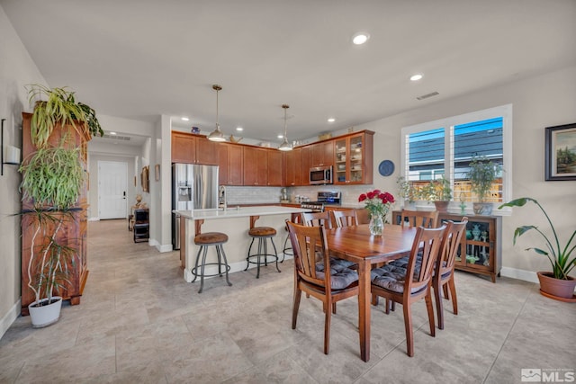 dining space featuring recessed lighting, visible vents, and baseboards