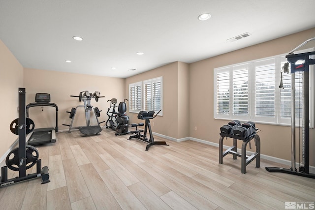 exercise area featuring light wood-style floors, recessed lighting, visible vents, and baseboards