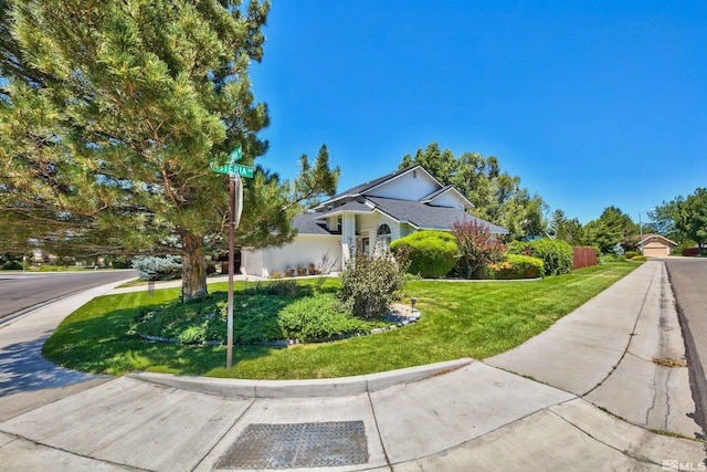 view of front of property featuring a front lawn