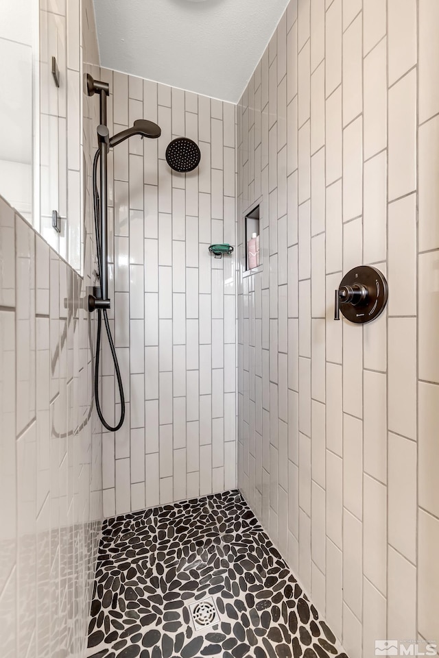 bathroom featuring a tile shower