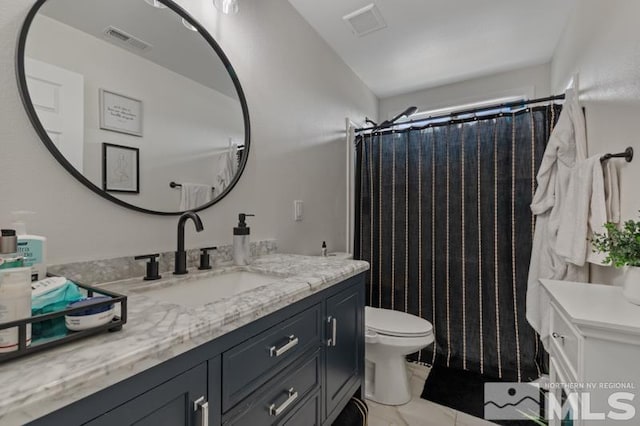 full bath featuring toilet, a shower with curtain, visible vents, and vanity