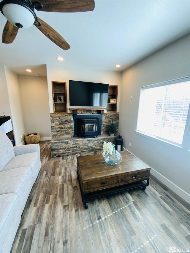 living area featuring ceiling fan, baseboards, wood finished floors, and recessed lighting