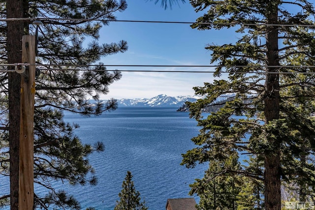 water view with a mountain view