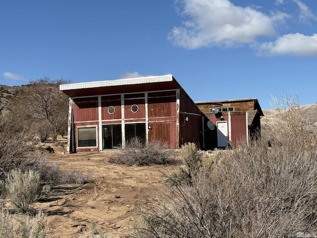 view of outdoor structure with an outdoor structure