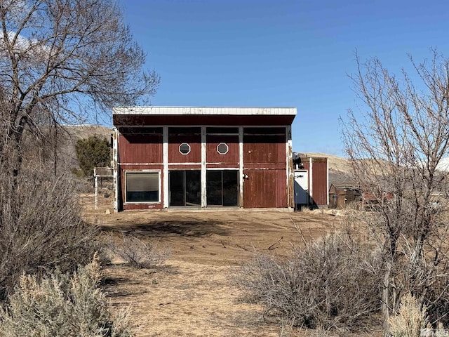 view of outdoor structure with an outdoor structure