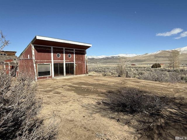 view of pole building featuring a mountain view