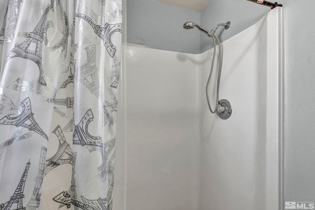 full bathroom featuring a shower with curtain