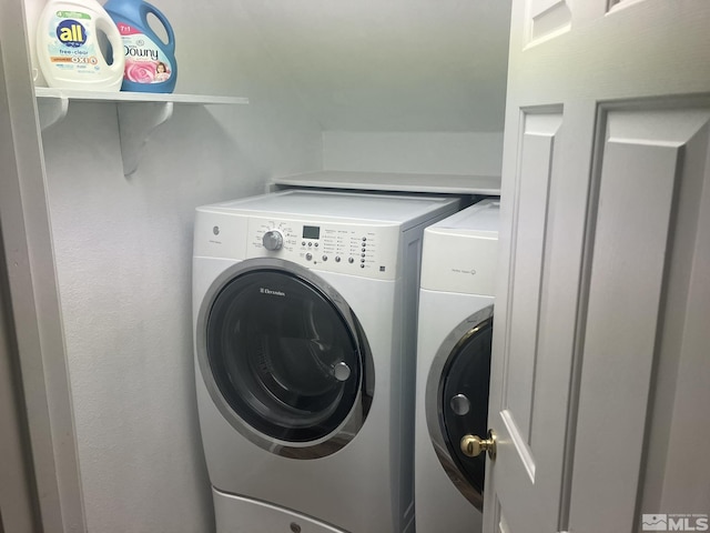 laundry room with laundry area and independent washer and dryer