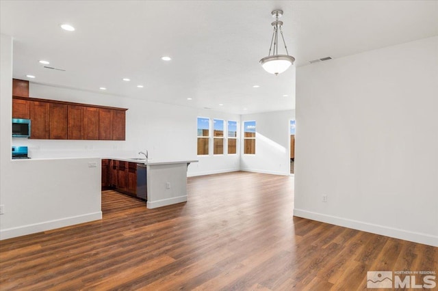 kitchen with dark wood-style floors, visible vents, appliances with stainless steel finishes, open floor plan, and a peninsula