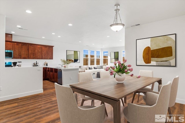 dining area featuring dark wood-style floors, baseboards, visible vents, and recessed lighting