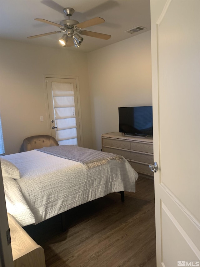 bedroom with visible vents, wood finished floors, and a ceiling fan