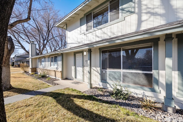 view of side of property featuring a lawn