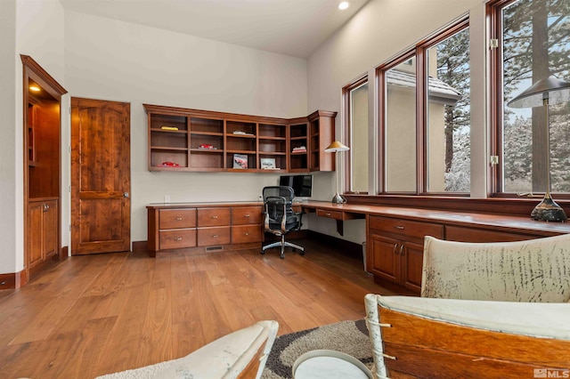 office area with recessed lighting, baseboards, light wood-type flooring, and built in study area