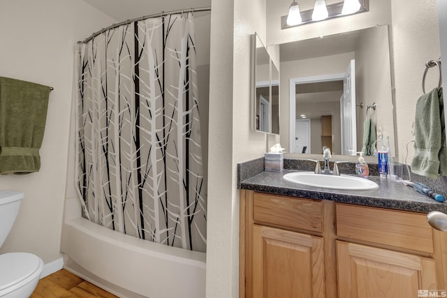 full bathroom featuring shower / bath combo with shower curtain, toilet, vanity, and baseboards