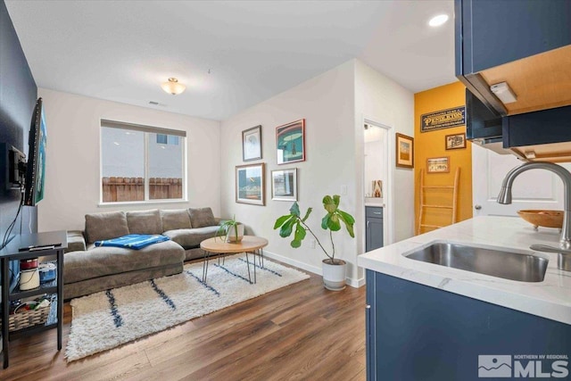 living room featuring dark wood-style floors, visible vents, and baseboards