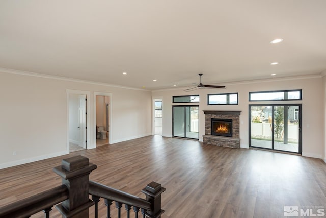 living area featuring recessed lighting, baseboards, wood finished floors, and crown molding