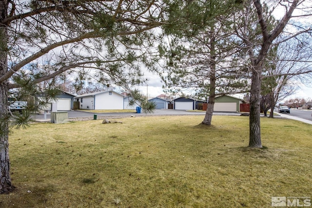 view of front of house featuring a front lawn