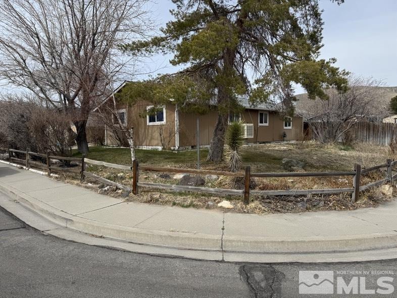 view of front of property with a fenced front yard