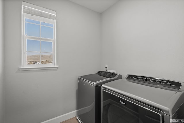 laundry area with laundry area, baseboards, and independent washer and dryer