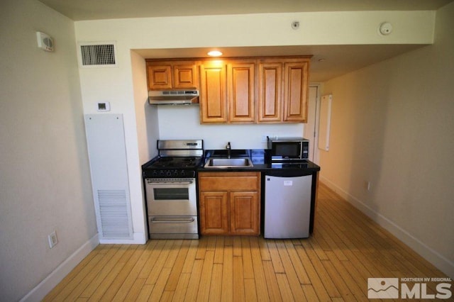 kitchen with visible vents, appliances with stainless steel finishes, under cabinet range hood, and a sink