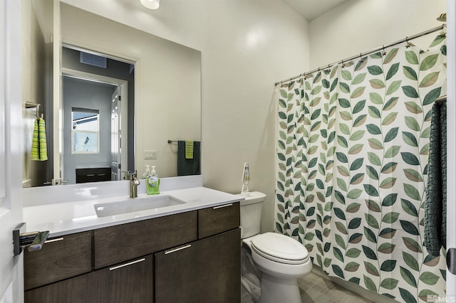full bathroom featuring a shower with shower curtain, toilet, and vanity
