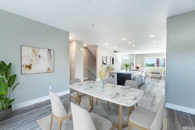 dining area featuring recessed lighting, baseboards, and light wood-type flooring