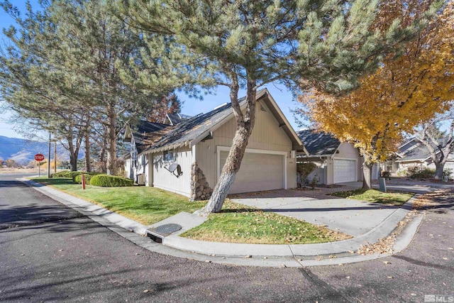 view of front of house featuring a front yard, driveway, and a garage