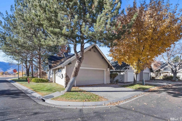 view of front facade with a garage and driveway