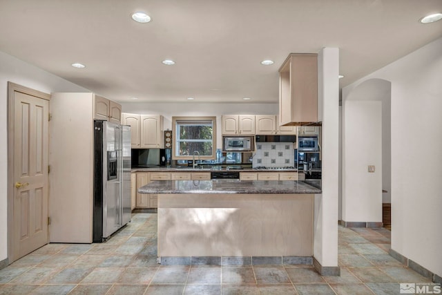 kitchen featuring a sink, recessed lighting, appliances with stainless steel finishes, and a peninsula