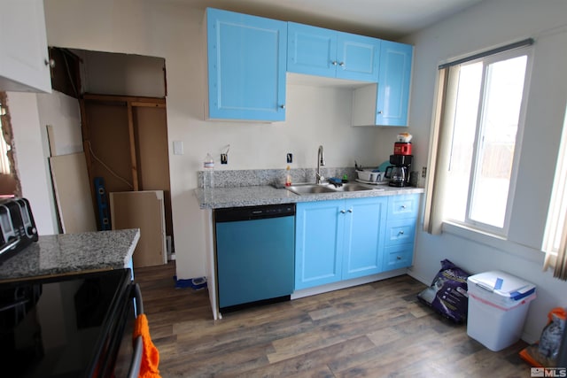 kitchen with a sink, blue cabinets, dark wood-style flooring, and dishwashing machine