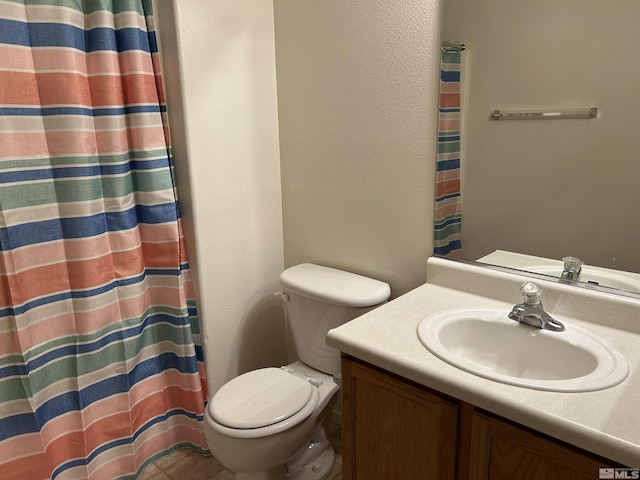 full bath with toilet, vanity, and a shower with shower curtain