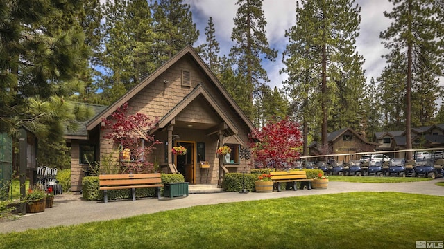 view of front of house featuring a front lawn