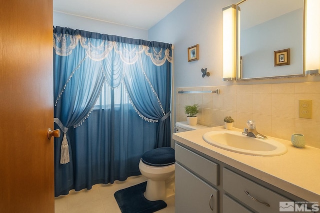 full bath with tile patterned flooring, toilet, vanity, and curtained shower