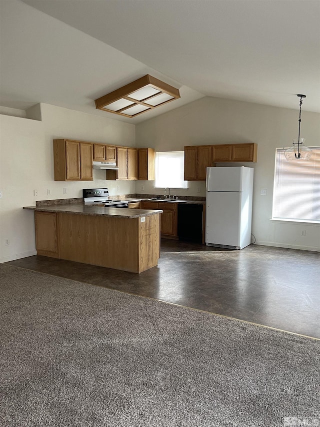 kitchen featuring freestanding refrigerator, electric range oven, dark countertops, a sink, and a peninsula
