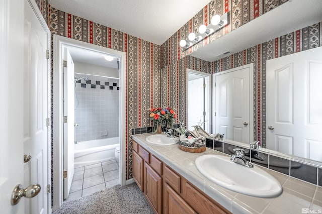 full bathroom featuring visible vents, a sink, and wallpapered walls