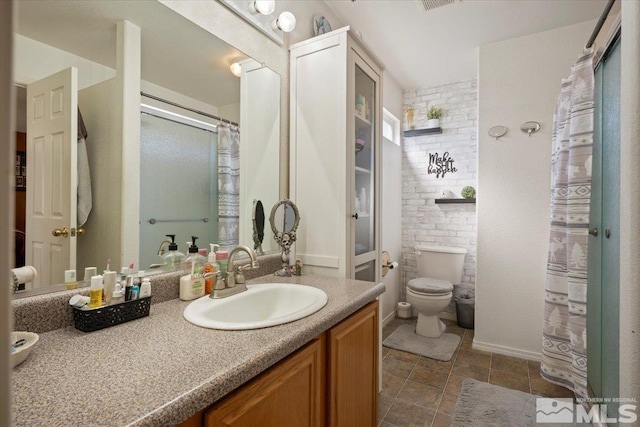 full bath with toilet, baseboards, a shower with shower curtain, and vanity
