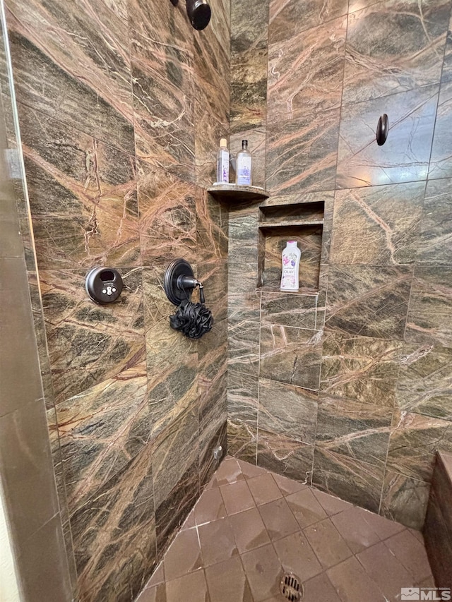 bathroom featuring a tile shower
