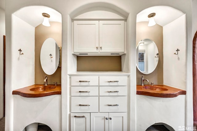 bathroom featuring a sink