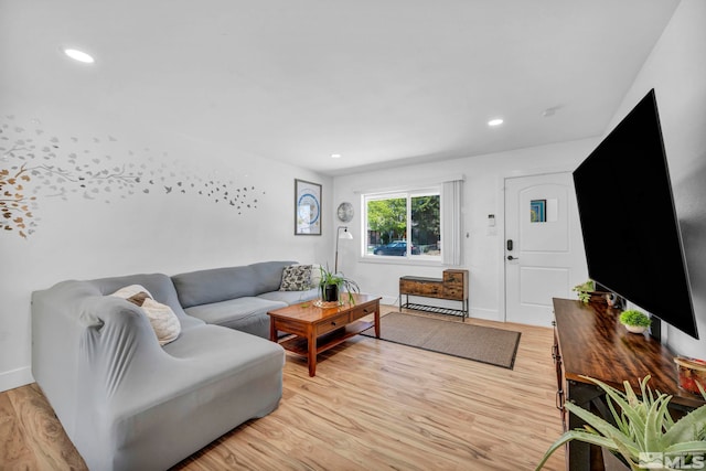 living room with light wood finished floors, recessed lighting, and baseboards