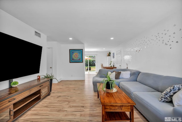 living area with light wood-style flooring, recessed lighting, and baseboards